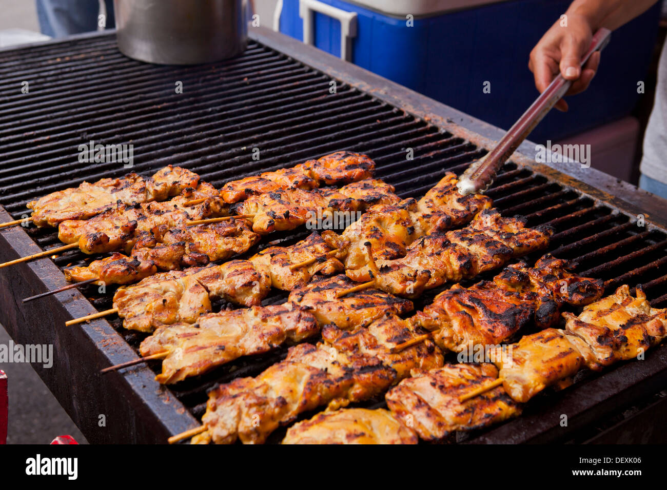 Libre de brochettes de poulet cuisson sur barbecue - USA Banque D'Images