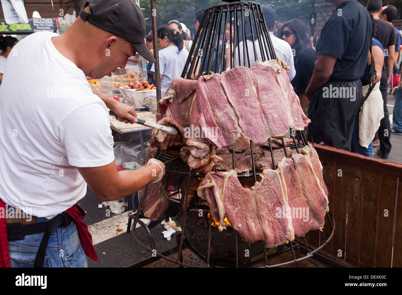 La cuisson des steaks de boeuf de l'homme sur un grand barbecue - USA Banque D'Images