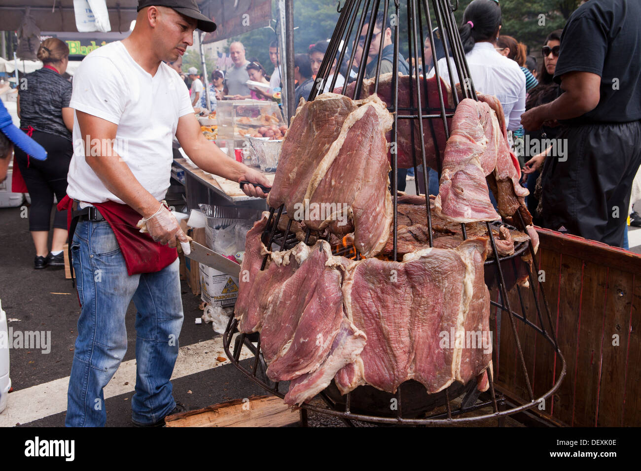 La cuisson des steaks de boeuf de l'homme sur un grand barbecue -USA Banque D'Images