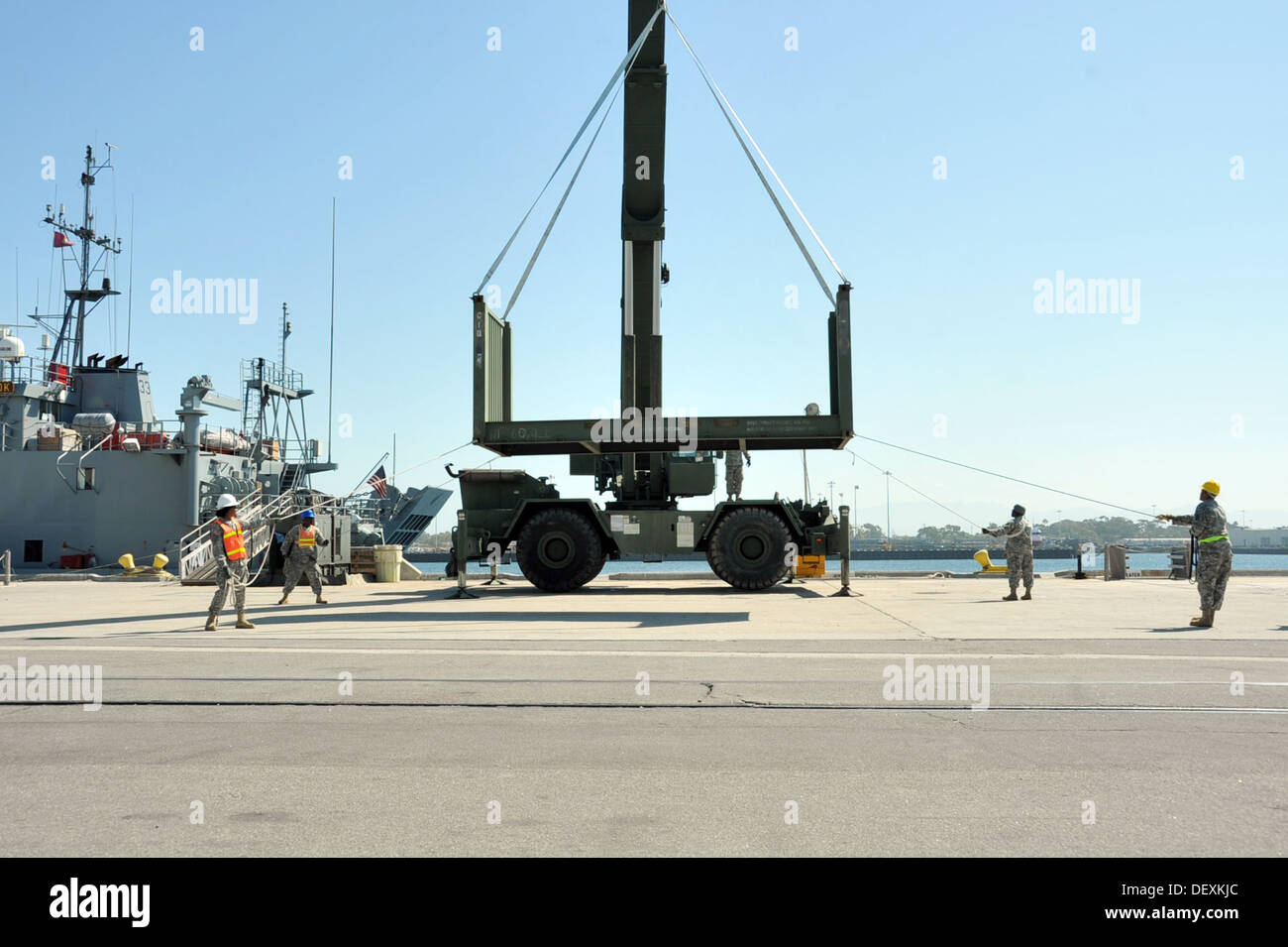 PORT HUENEME, Californie - Des soldats de la réserve de l'Armée américaine à partir de l'indice composite de l'exploitation des ports maritimes de contrôler le mouvement d'un flatrack Banque D'Images