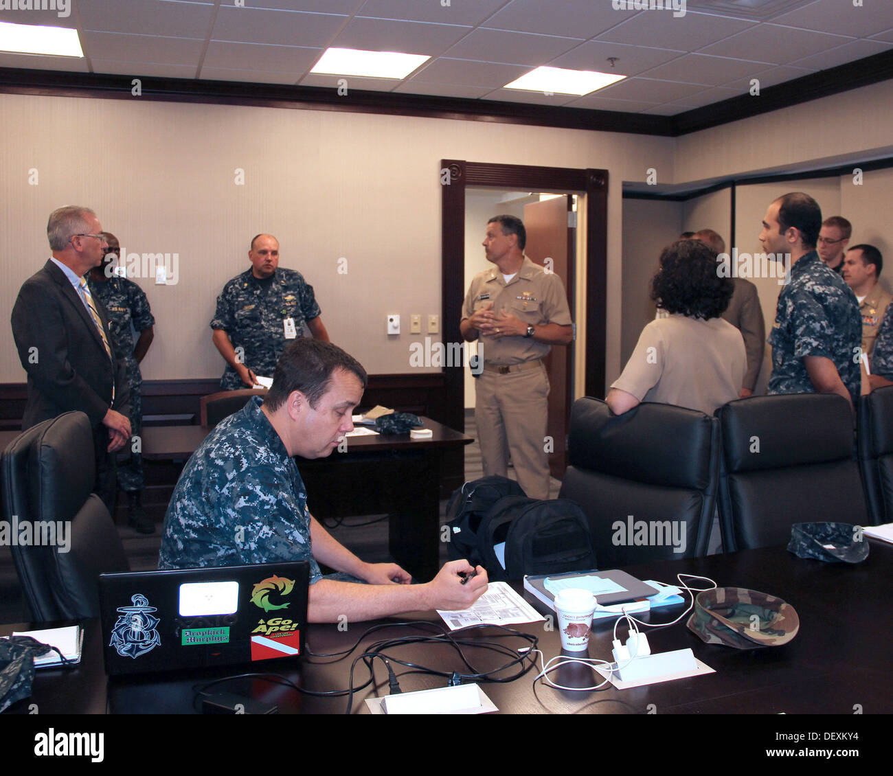 Le capitaine Monte L. Ulmer, commandant de la base navale américaine de Washington, parle avec les membres de la famille d'Assi Banque D'Images