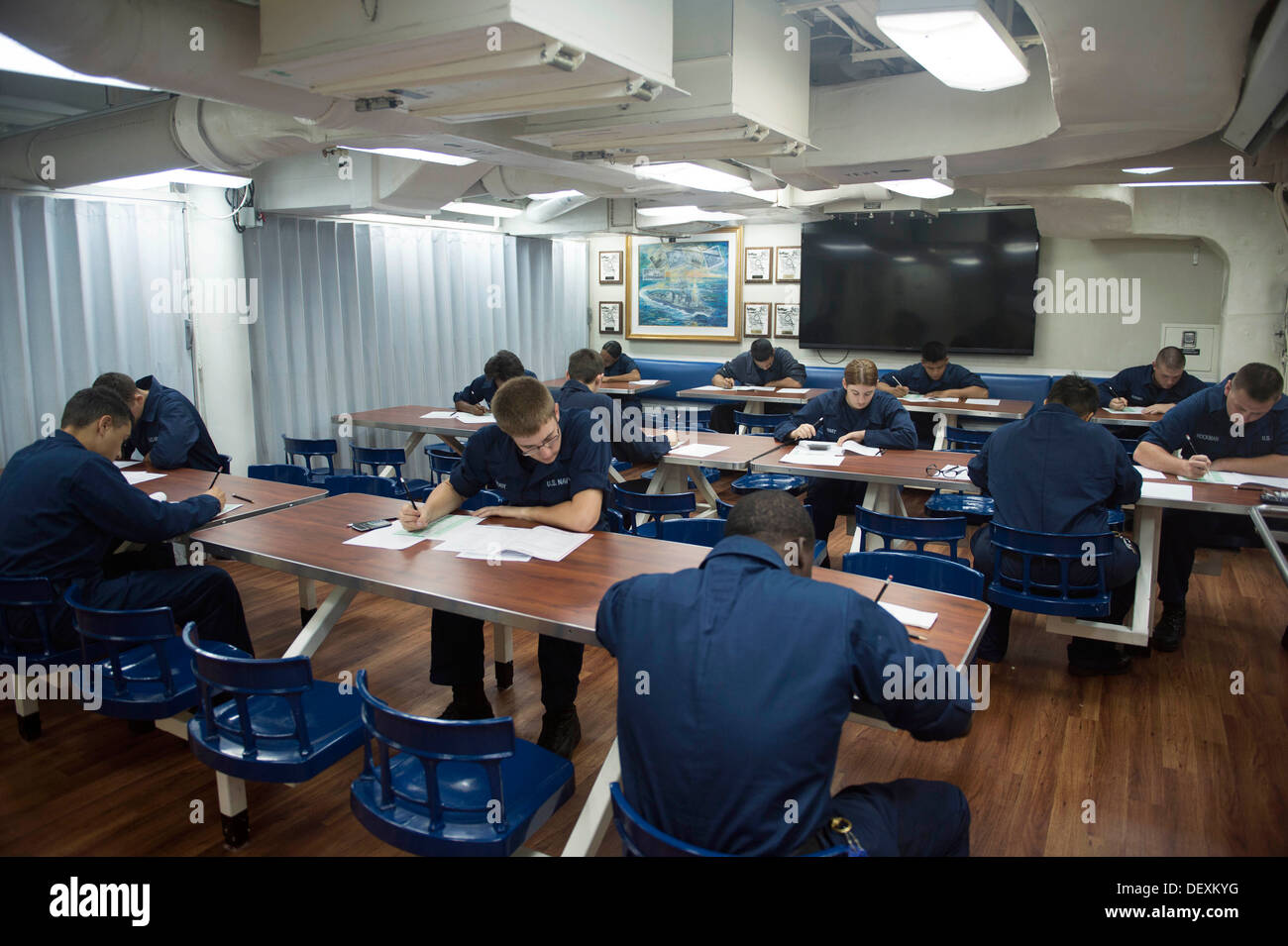 Les marins prennent diverses maître de 3e classe examens d'avancement à bord du destroyer lance-missiles USS Mustin (DDG 89). Mustin est en patrouille avec le groupe aéronaval du George Washington dans la 7e flotte américaine en charge de la sécurité de la zone de responsabilité d'un Banque D'Images