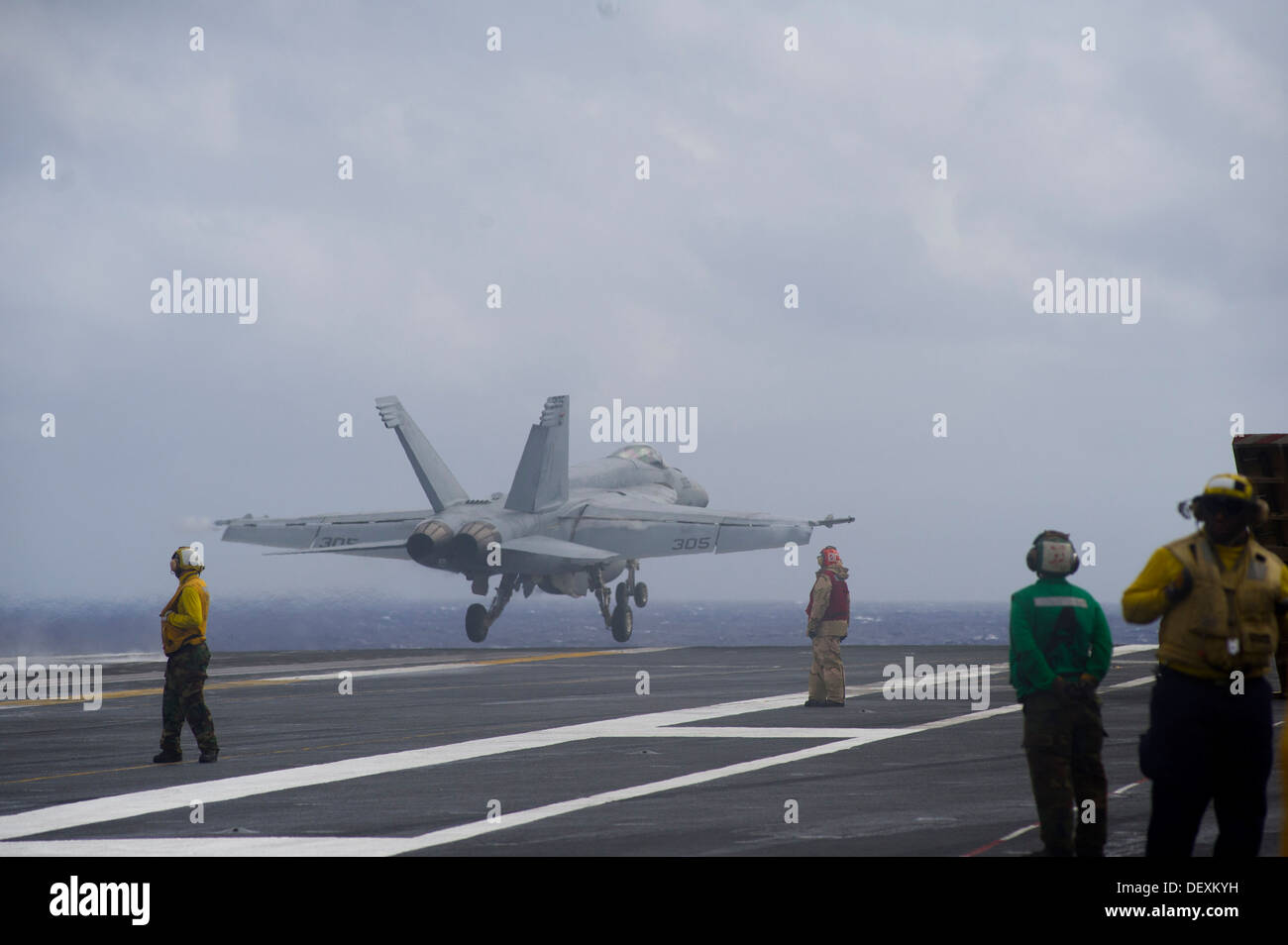 Un F/A-18E Super Hornet de l'Eagles de Strike Fighter Squadron (VFA) 115 lance depuis la cabine de pilotage de l'aéronef carr Banque D'Images