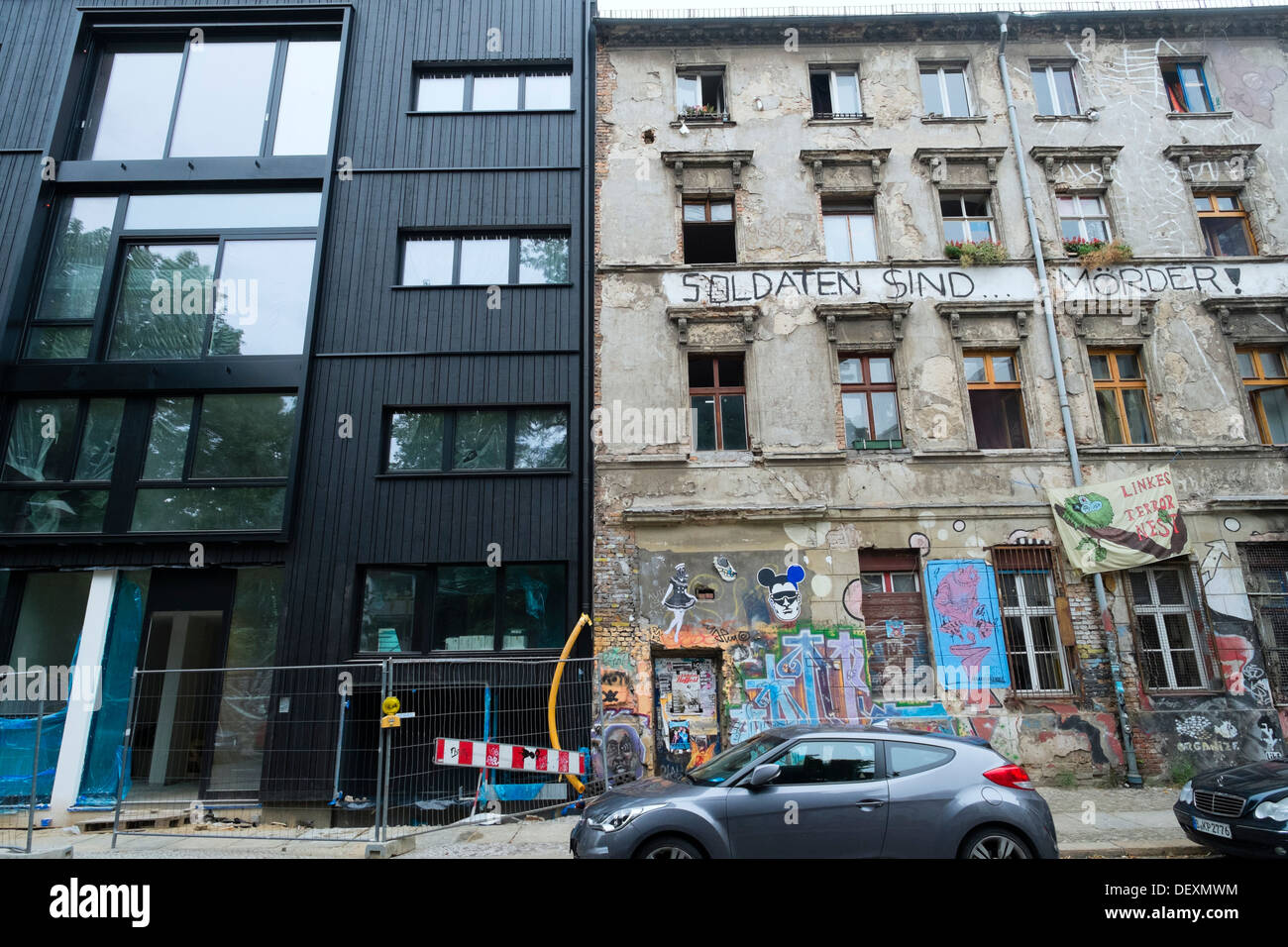 Contraste entre les anciens et les nouveaux bâtiments à Mitte Berlin Allemagne Banque D'Images