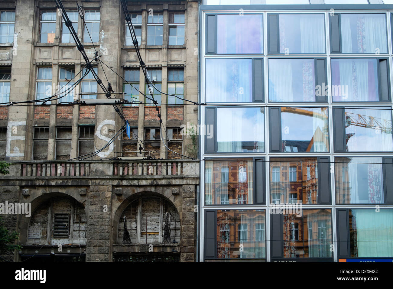 Contraste entre les anciens et les nouveaux bâtiments à Mitte Berlin Allemagne Banque D'Images