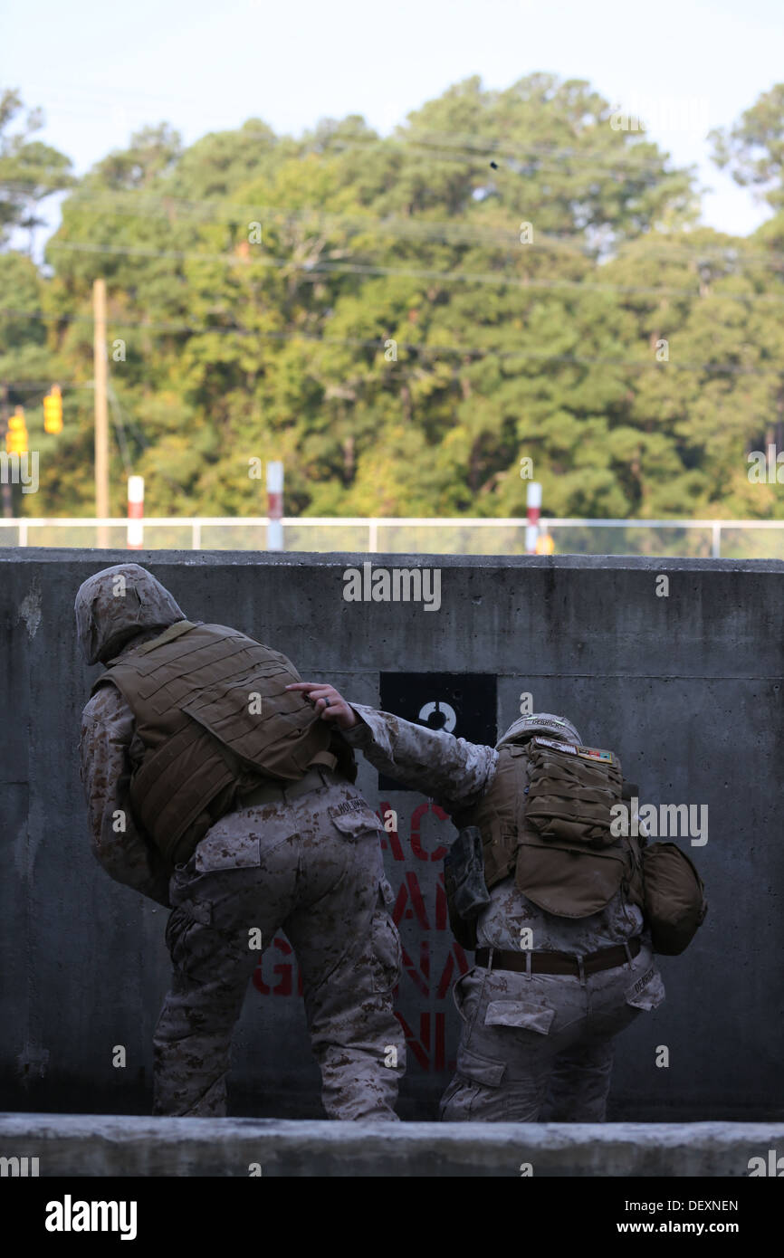 Le Sgt. Christopher A. Derrick, les opérations sous-officier pour Bridge Company, 8e, 2e Bataillon d'appui du Groupe de la logistique maritime, tire une autre avec l'unité Marine de la sécurité après un M-69 grenade est jetée downrange de formation à bord de Cam Banque D'Images