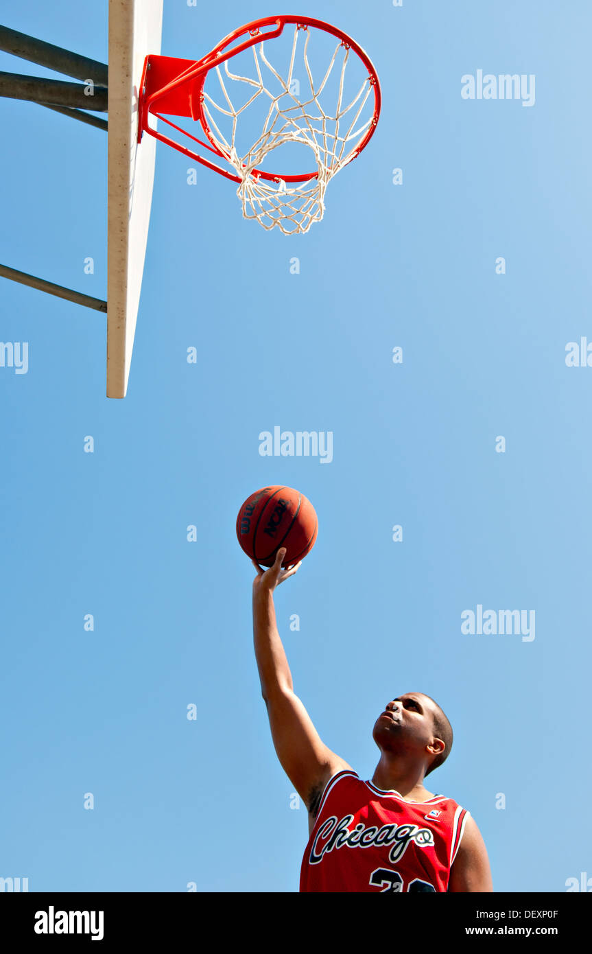 Joueur américain de basket-ball de l'Afrique visant à maintenir le basket-ball Basket-ball extérieur Banque D'Images