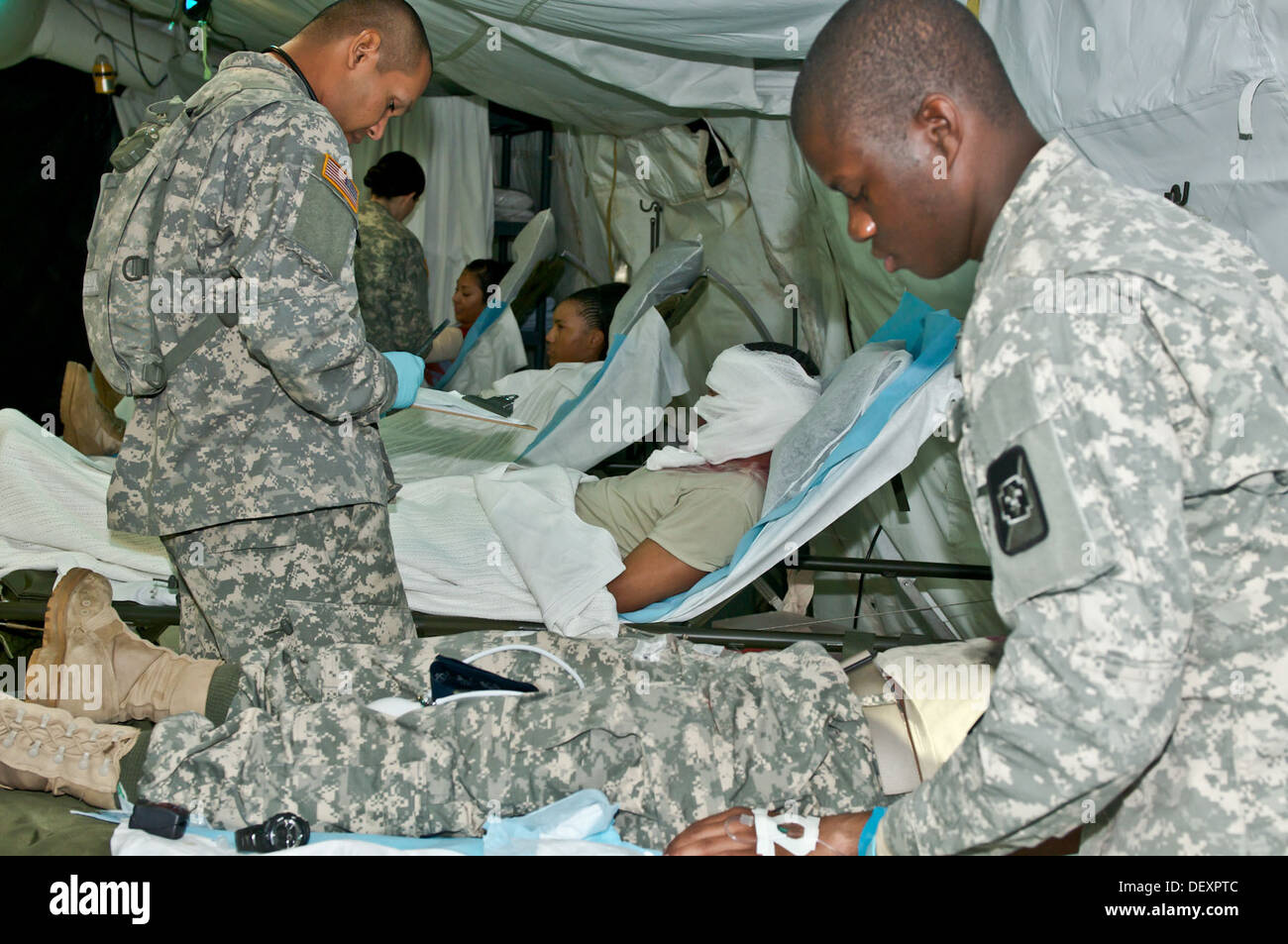 Soldats affectés à la 47e Hôpital de soutien au combat, 62e brigade médicale, vérifier les paramètres vitaux des patients au cours d'un exercice d'entraînement sur le terrain Joint Base Lewis-McChord, dans l'État de Washington, le 20 septembre. Tout au long de la semaine, l'unité exploités à partir de leur 44-lit Entrée Hospital Banque D'Images