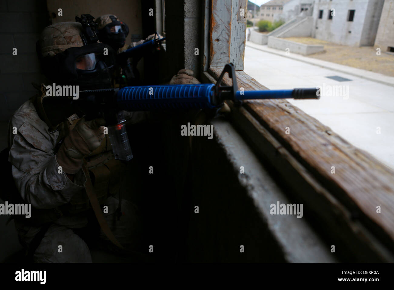 Riflemen avec Delta Entreprise, 1er Bataillon, 1e Régiment de Marines, gardez à l'affût des activités de l'ennemi au cours d'un plomb en milieu urbain Banque D'Images