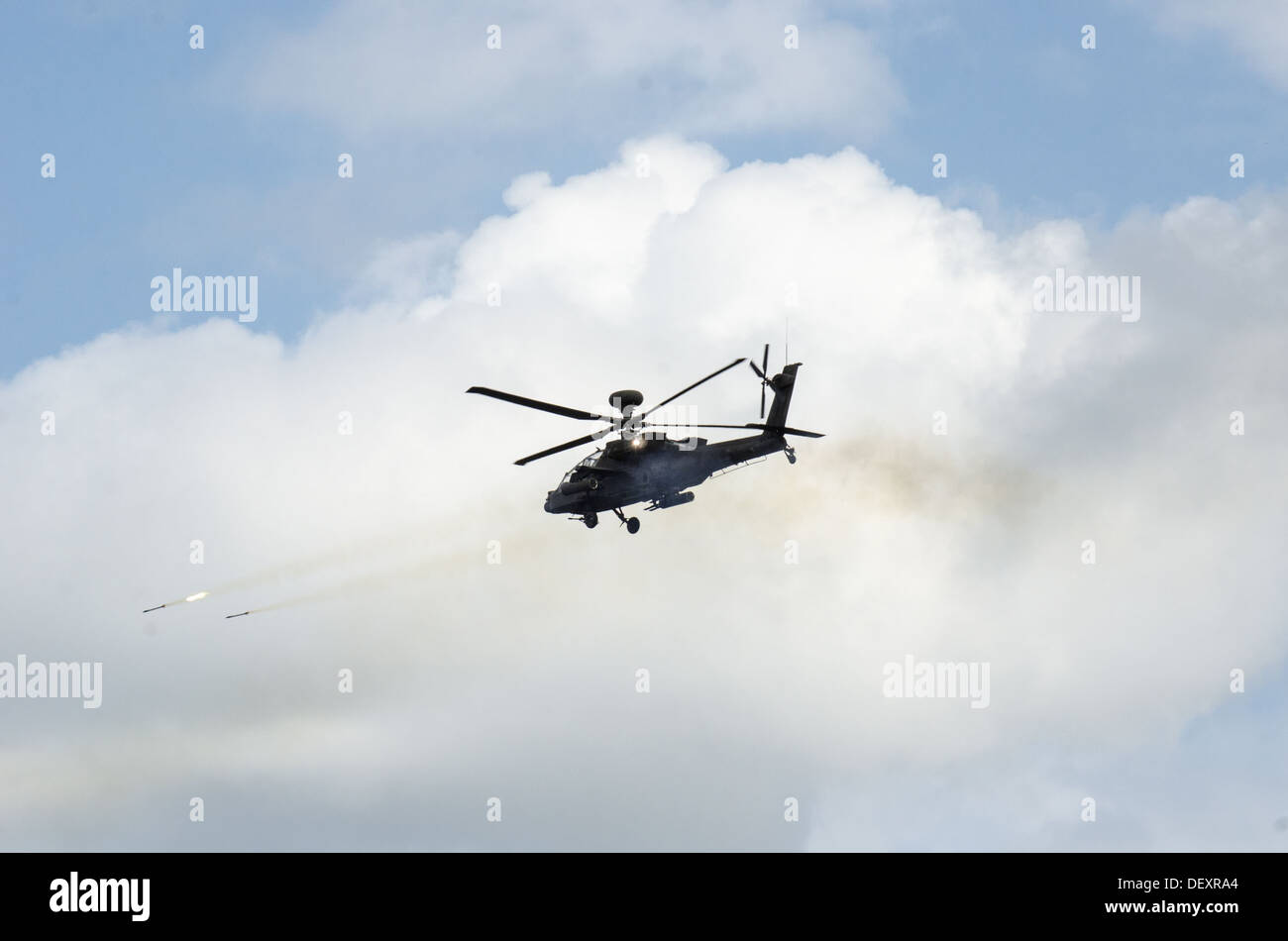 L'armée américaine d'un équipage de l'hélicoptère Apache AH-64 affecté au 48è Régiment d'Infanterie Brigade Combat Team (IBCT) lance missiles Hellfire dans Banque D'Images