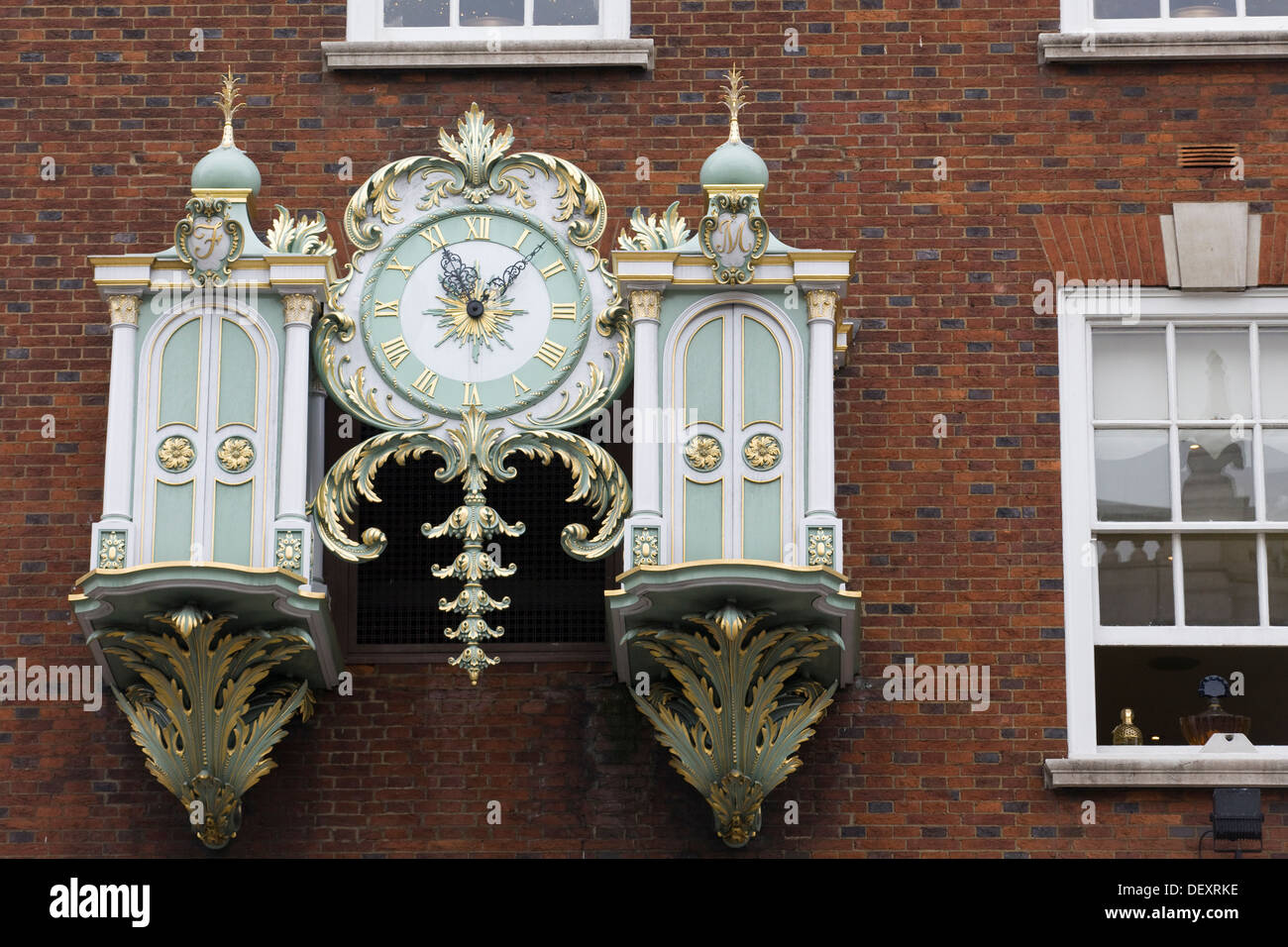 Décorées avant entrée du célèbre magasin Fortnum and Mason dans Piccadilly Circus London England Banque D'Images