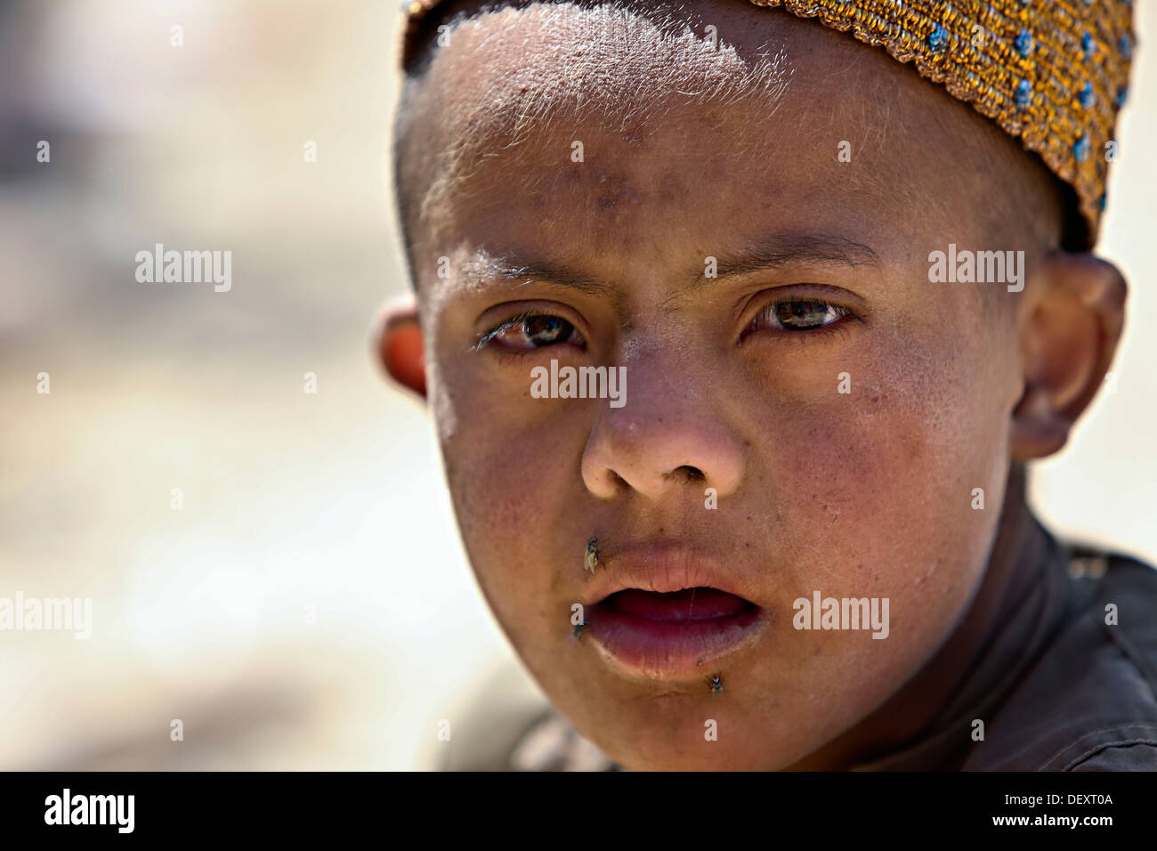 Un garçon Afghan surveille les forces de la Coalition en Barrmo Washir, district, Afghanistan, le 19 septembre 2013. Les forces de la Coalition a mené des patrouilles montés et démontés et engagé les ressortissants locaux afin d'empêcher l'insurrection. Banque D'Images