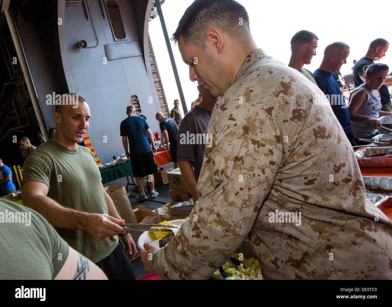 Les Marines américains affectés au 26e Marine Expeditionary Unit (MEU), sont servis dans le hangar de l'alimentation de la baie d'USS Kearsarge LHD (3) au cours d'une plage bien-être moral d'acier et des loisirs, de l'événement le 20 septembre 2013.La 26e MEU est un groupe de travail air-sol marin de l'avant-d Banque D'Images