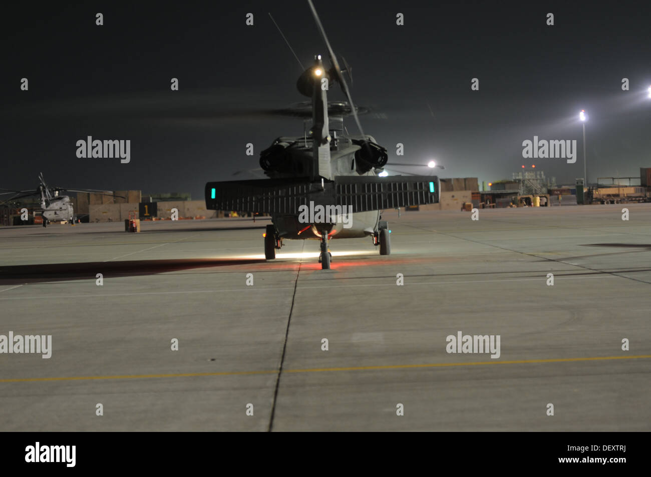 Un 10e Brigade d'aviation de combat UH-60L Black Hawk taxis avant de retirer d'un mouvement de personnel 17 septembre, mission Banque D'Images