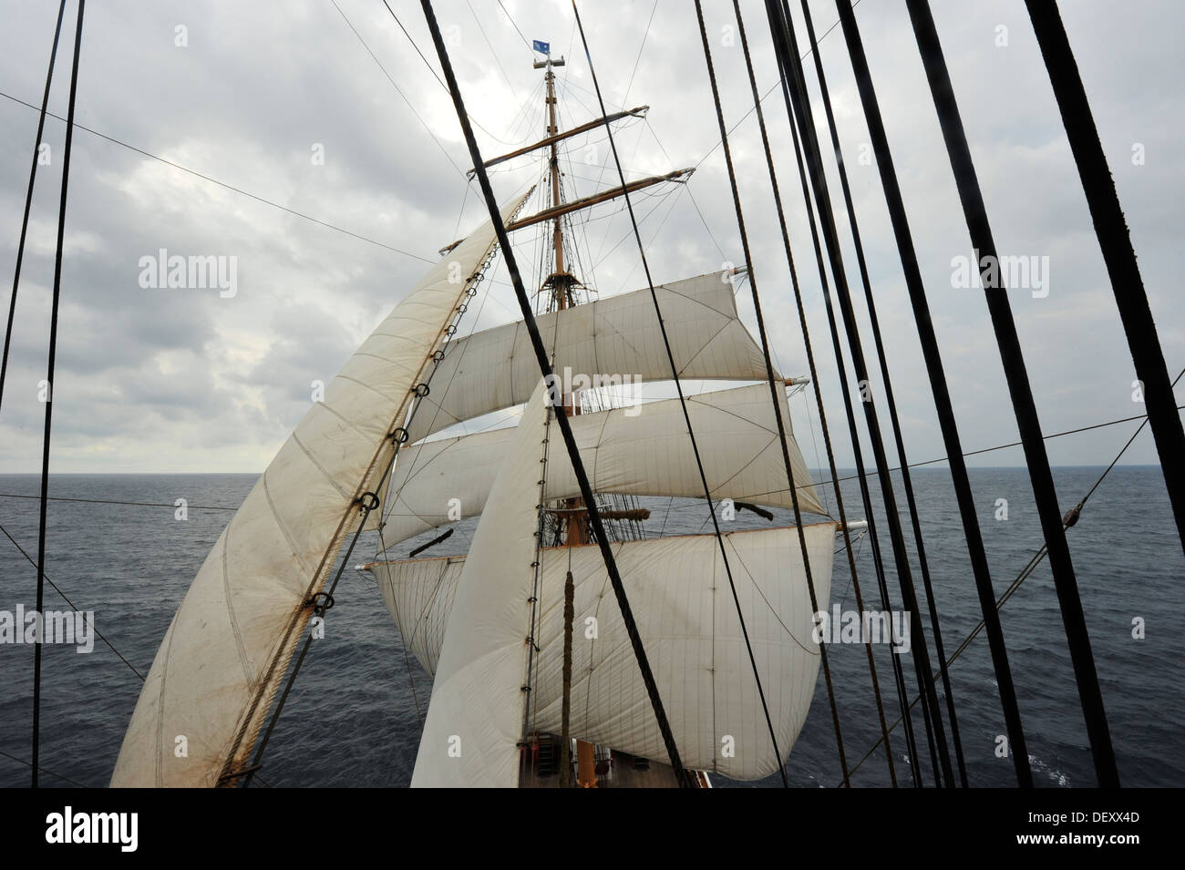 La Garde côtière Barque Eagle à naviguer le lundi 16 septembre, 2013. Les candidats ont appris à propos du patrimoine nautique au cours de l'automne 2013 Déploiement d'OCS. Banque D'Images