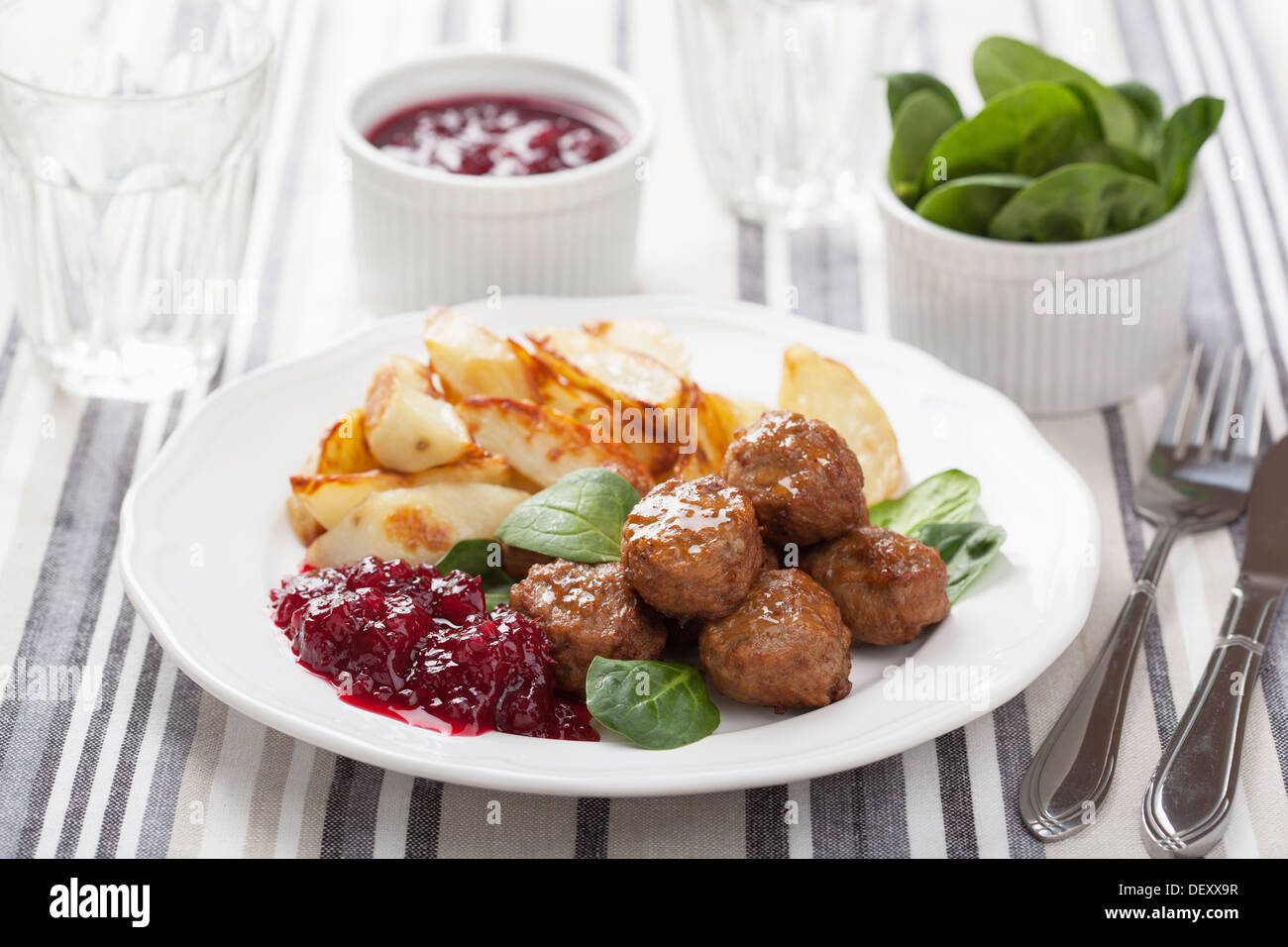 Swedish meatballs avec pommes de terre et la confiture lingon Banque D'Images