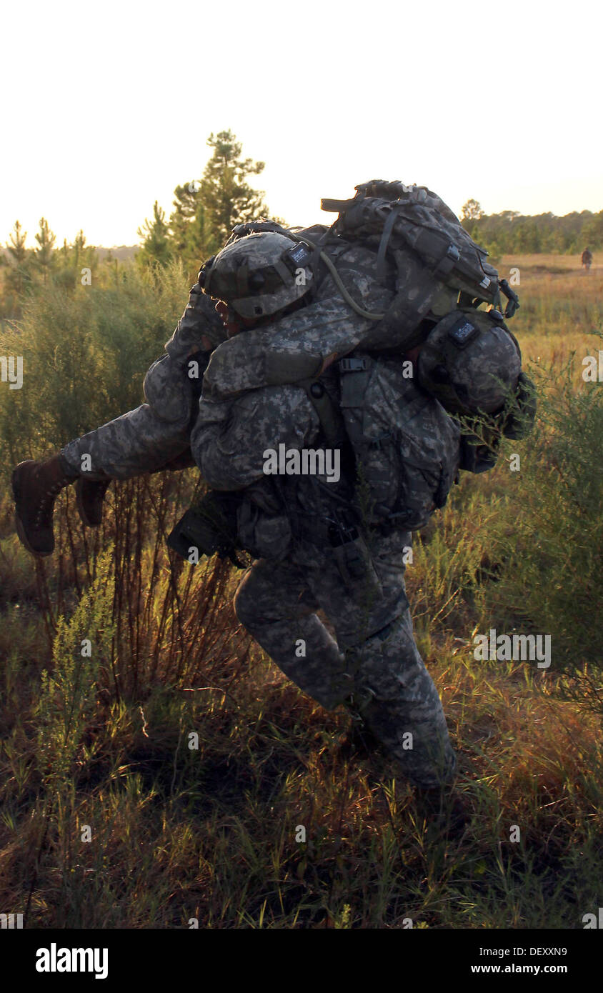Les techniciens médicaux de 2-121er bataillon d'infanterie, la mise en œuvre de l'homme laissé aucune devise comme ils trouvent et portent leurs morts simulées de la bataille, après le traitement de tous leurs blessés simulés. La 48e Brigade d'infanterie de l'équipe de combat est à Fort Stewart effectuant Banque D'Images