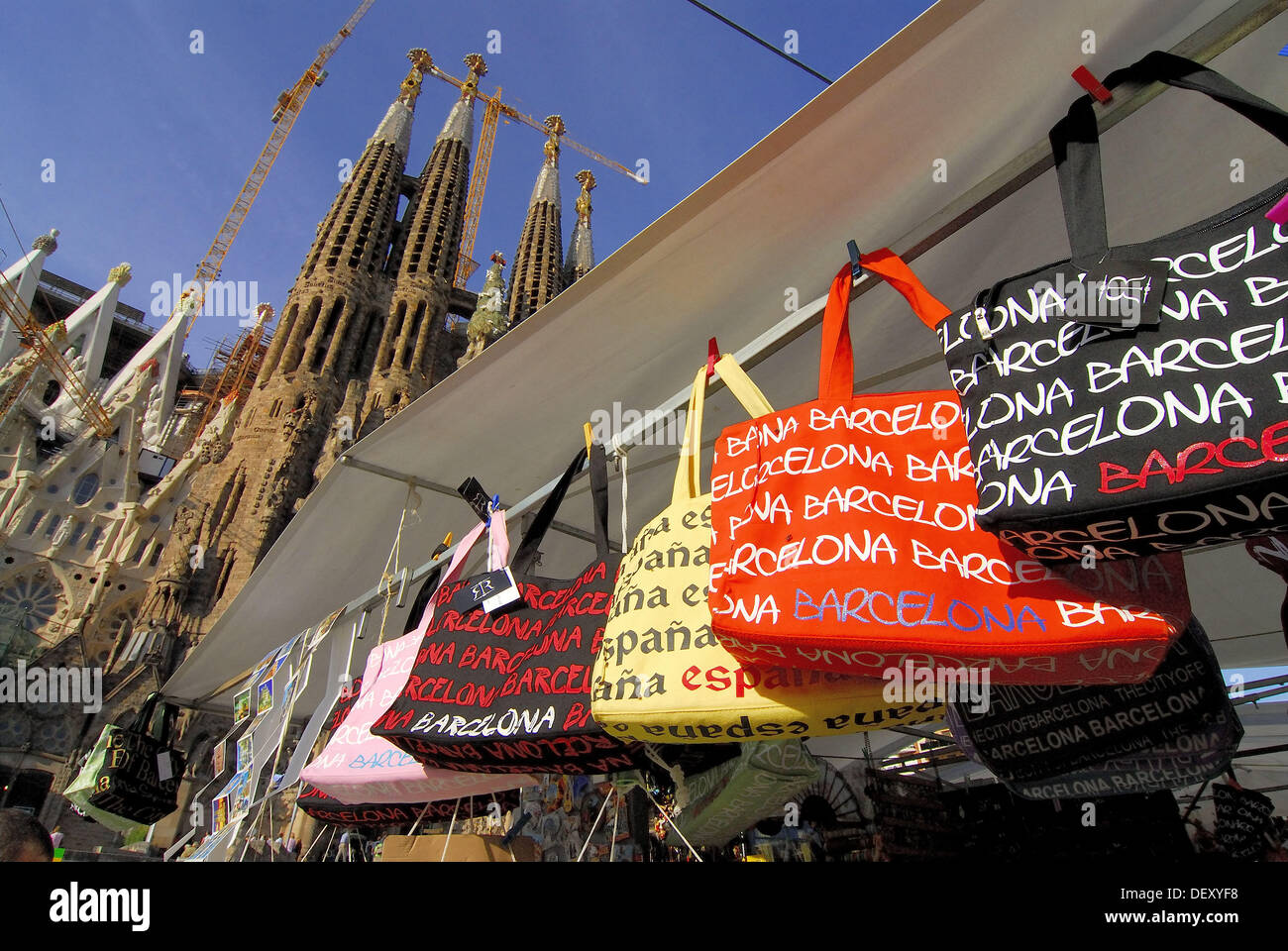 Sacs dans une boutique de souvenirs. Sagrada Familia, par Gaudí. Barcelone.  Espagne Photo Stock - Alamy