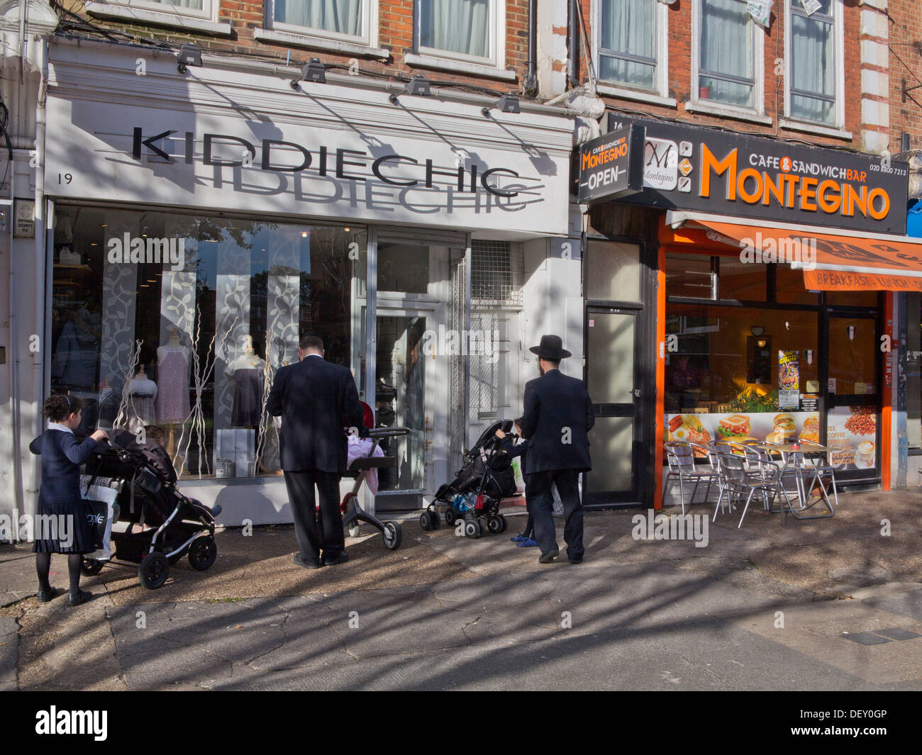 La famille juive orthodoxe à Stamford Hill, London, UK Banque D'Images