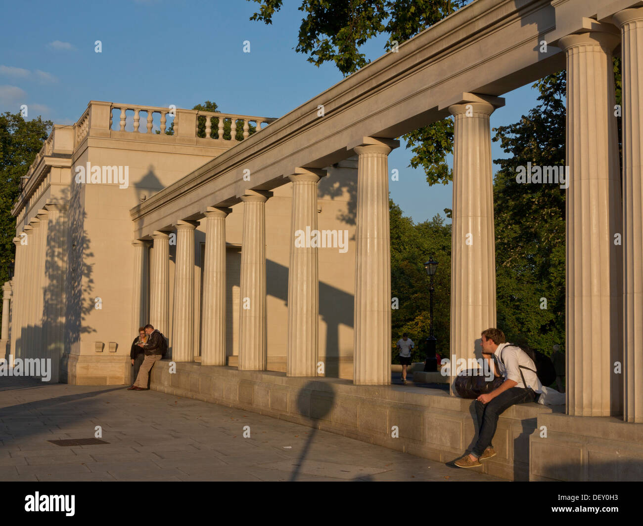 Vue de côté de la Royal Air Force Bomber Command WWII Memorial à Green Park, London, UK Banque D'Images