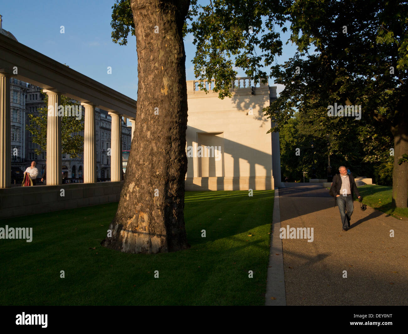 Vue de côté de la Royal Air Force Bomber Command WWII Memorial à Green Park, London, UK Banque D'Images