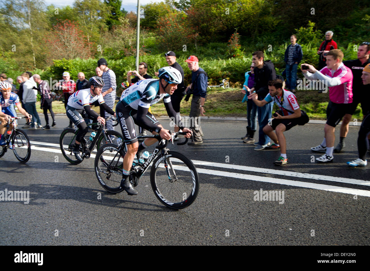 Alessandro Petacchi menant Mark Cavendish de la montée de la montagne de Caerphilly, 2013 Tour de Grande-Bretagne, pays de Galles. Banque D'Images