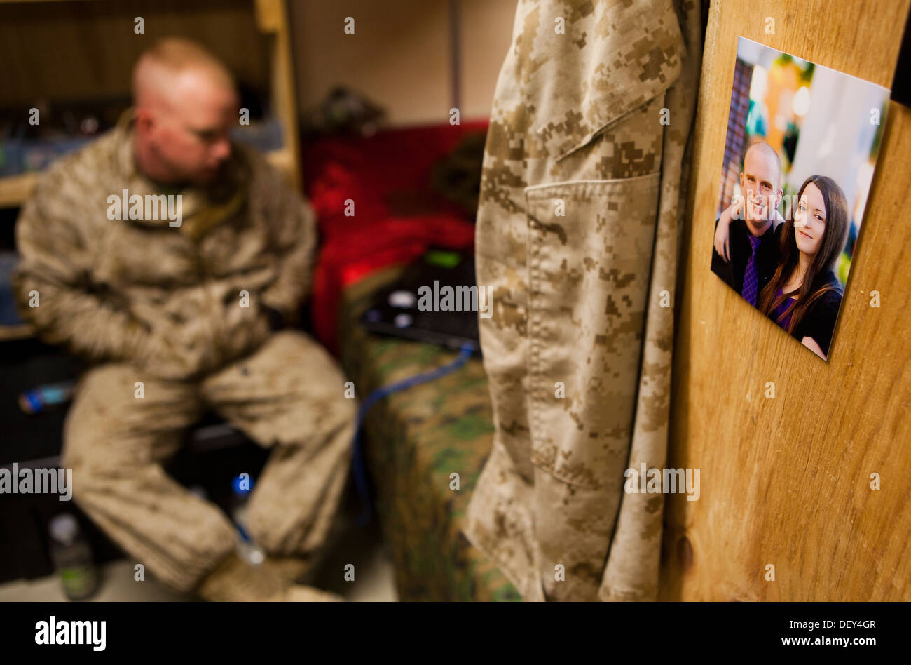 Le Cpl. James s'enregistrer, une logistique de combat avec Marine Regiment 2, Commandement régional (Sud-ouest), attend de son ordinateur pendant une session de chat vidéo avec son épouse au Camp Sapadalure, province de Helmand, Afghanistan, le 17 septembre 2013. S'inscrire vu la naissance de Banque D'Images