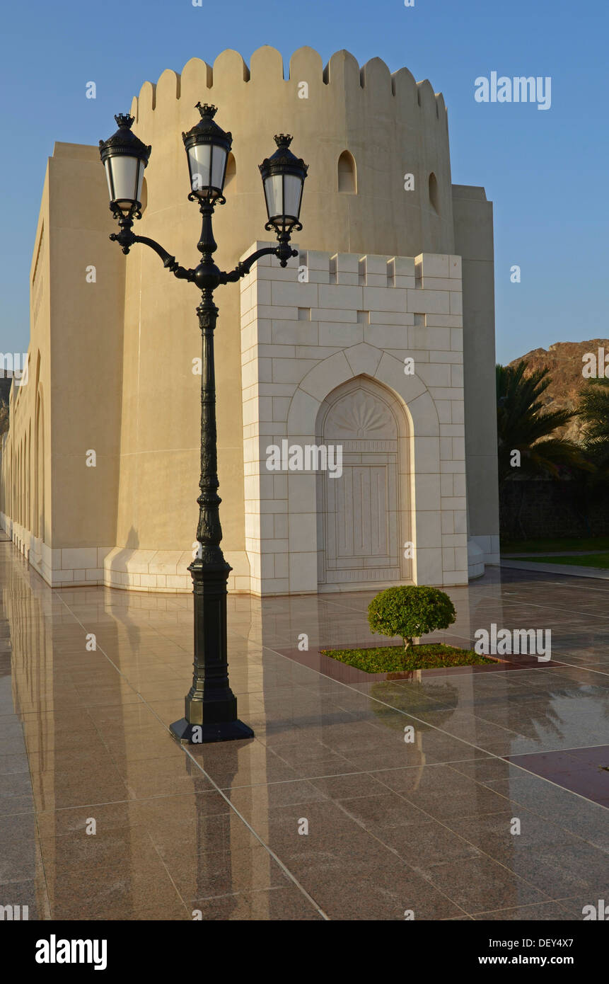 Les colonnades menant au palais du Sultan et d'une lampe de rue, Muscat, Muscat (gouvernorat Capital Area, Oman Banque D'Images