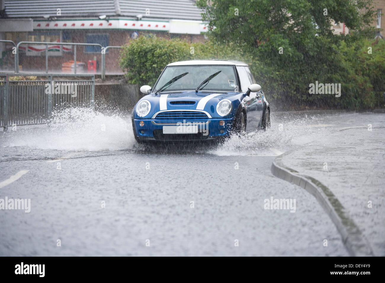 Voiture roulant à travers une route inondée en Ecosse. Banque D'Images