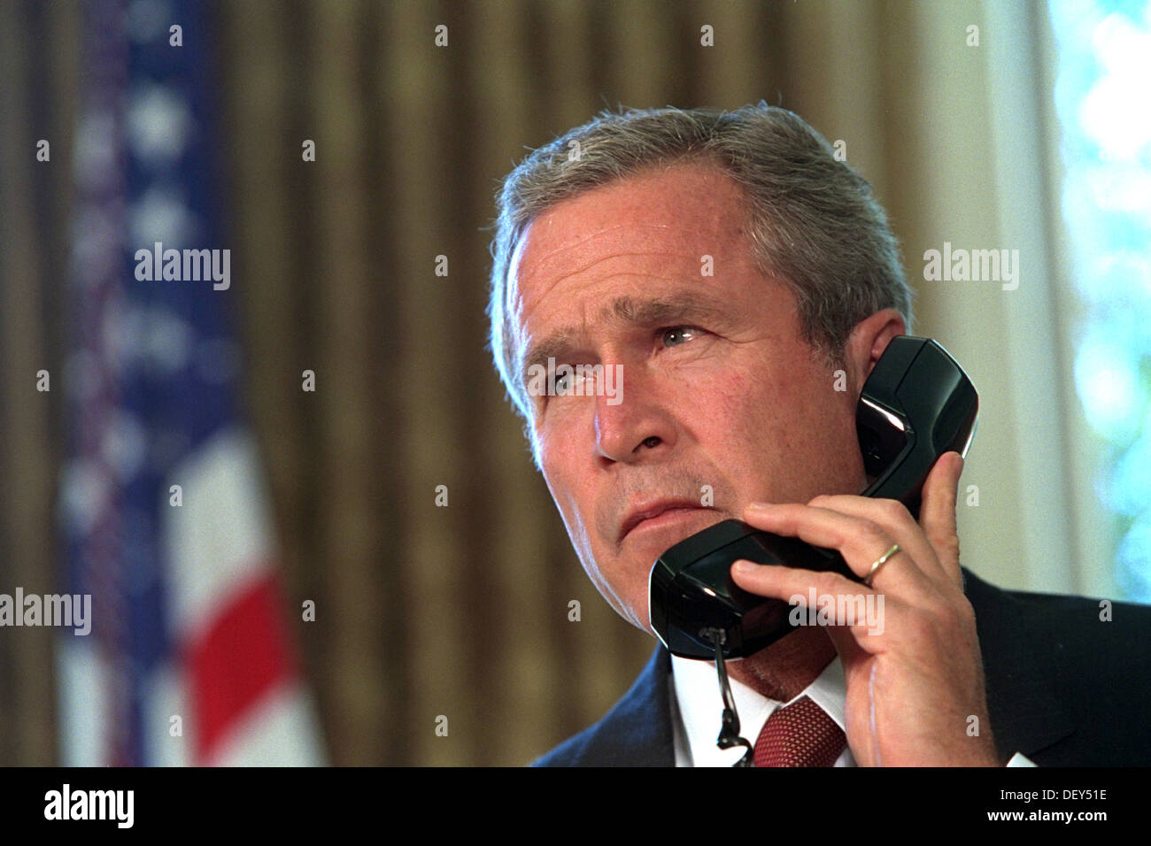 Le président américain George W. Bush parle par téléphone avec New York Gov. George Pataki et le maire de la ville de New York, Rudolph Giuliani promettant son appui à la suite des attaques terroristes sur le World Trade Center du Bureau ovale de la Maison Blanche le 13 septembre 2001 à Washington, DC. Banque D'Images
