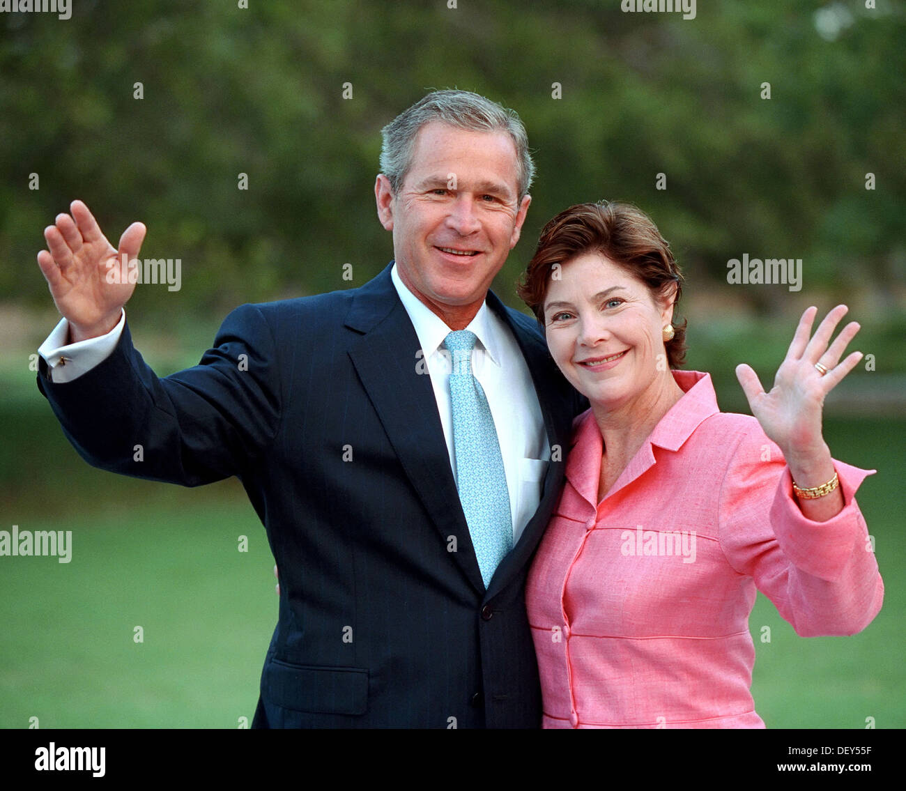 Le président américain George W. Bush et la Première dame Laura Bush dans leur portrait officiel à la Maison Blanche le 20 juin 2004 à Washington, DC Banque D'Images
