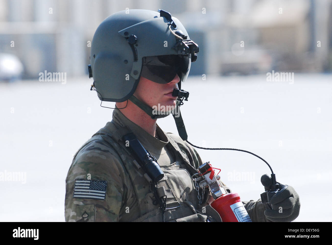 Circuit de l'armée américaine. Zach Fike observe le moteur de l'hélicoptère au cours des procédures de démarrage, avant un mouvement de personnel et de l'équipement mission à Bagram Airfield, Afghanistan, 22 Septembre, 2013. Fike, un hélicoptère CH-47 Chinook chef d'équipage a été affecté à la coopération Bravo Banque D'Images