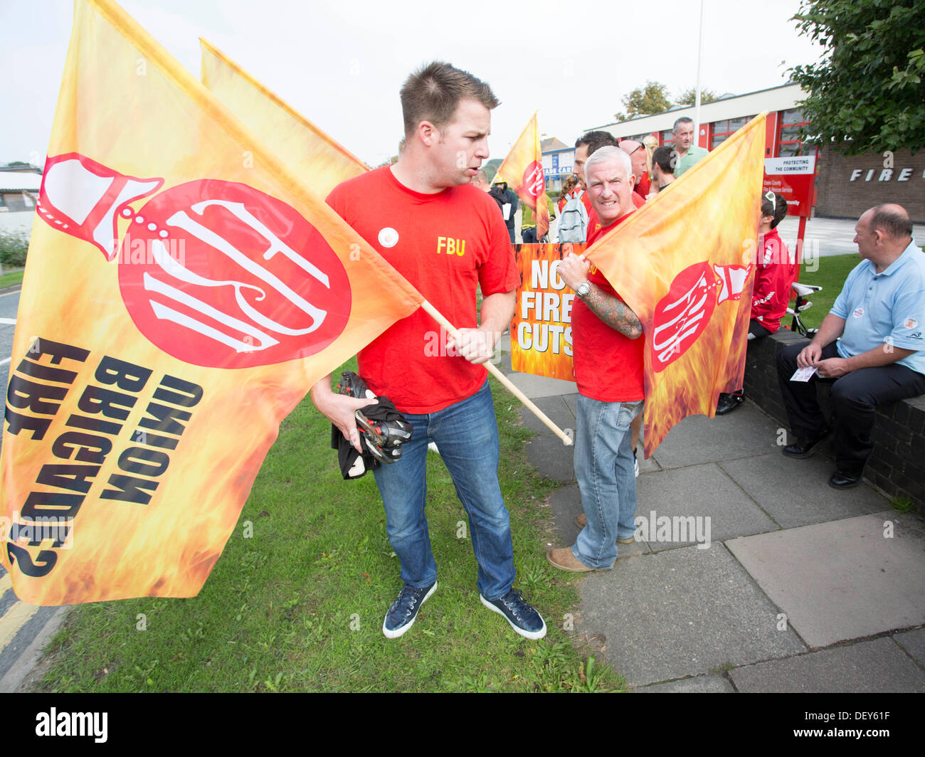 Southend-on-Sea, Royaume-Uni. 25 Septembre, 2013. Les membres de l'Union des pompiers d'entreprendre une action à Southend-on-Sea, Essex Station incendie dans une longue querelle sur les pensions. Credit : Graham whitby boot/Alamy Live News Banque D'Images
