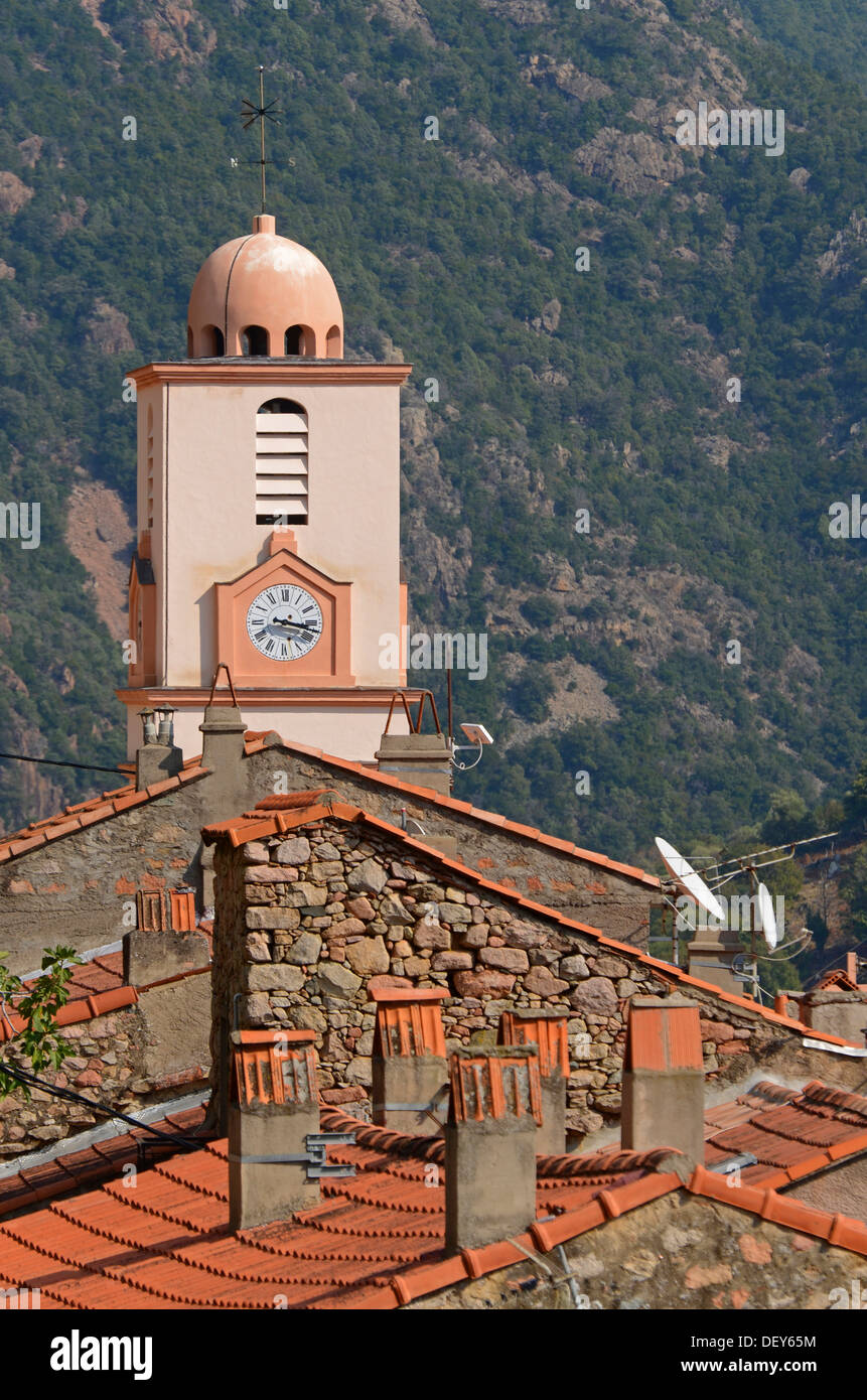 Église du petit village d'Ota dans les montagnes de la Corse, l'Ota, Corse, France Banque D'Images