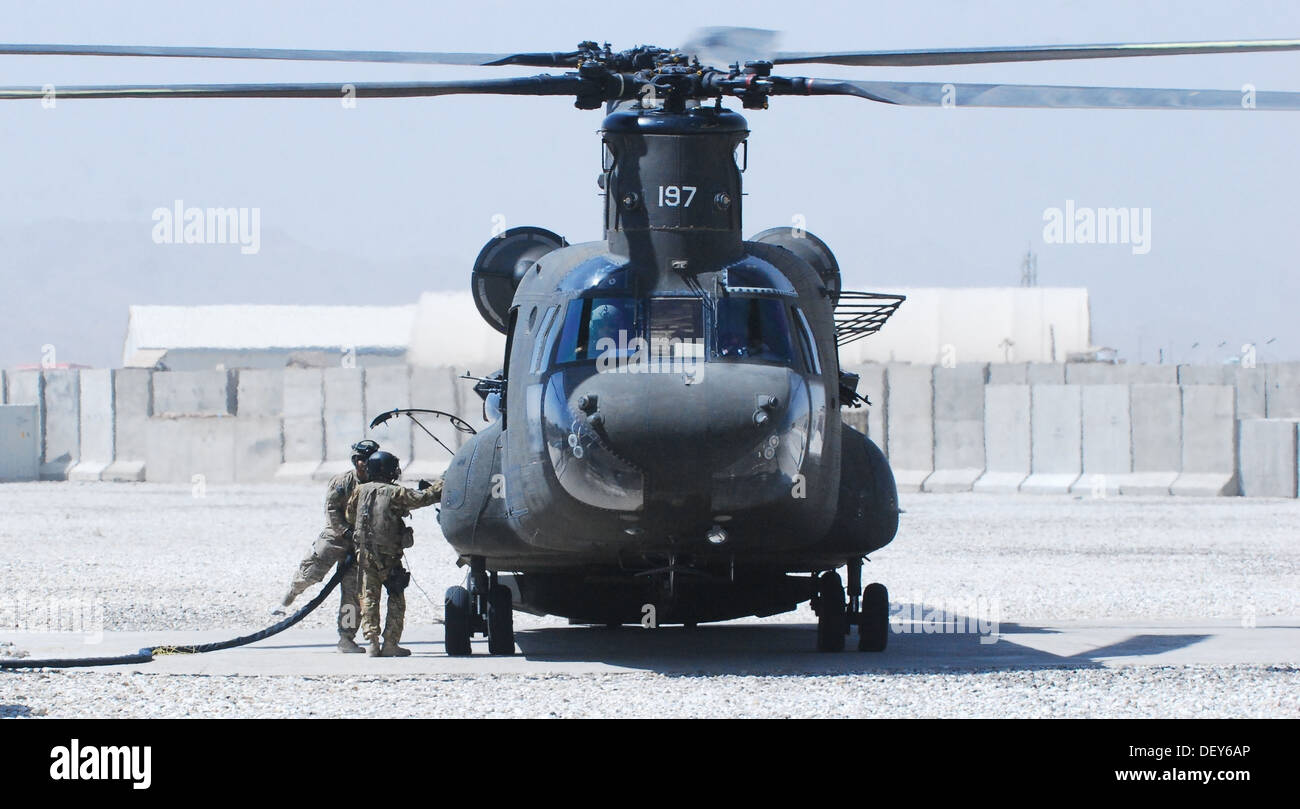 L'Armée américaine Un hélicoptère CH-47 Chinook affecté à la 10e Brigade d'aviation de combat s'arrête pour le carburant à l'avant d'armement et d'essence lors d'un mouvement de personnel et de l'équipement mission à base d'Ghazni, la province de Ghazni, en Afghanistan, se Banque D'Images