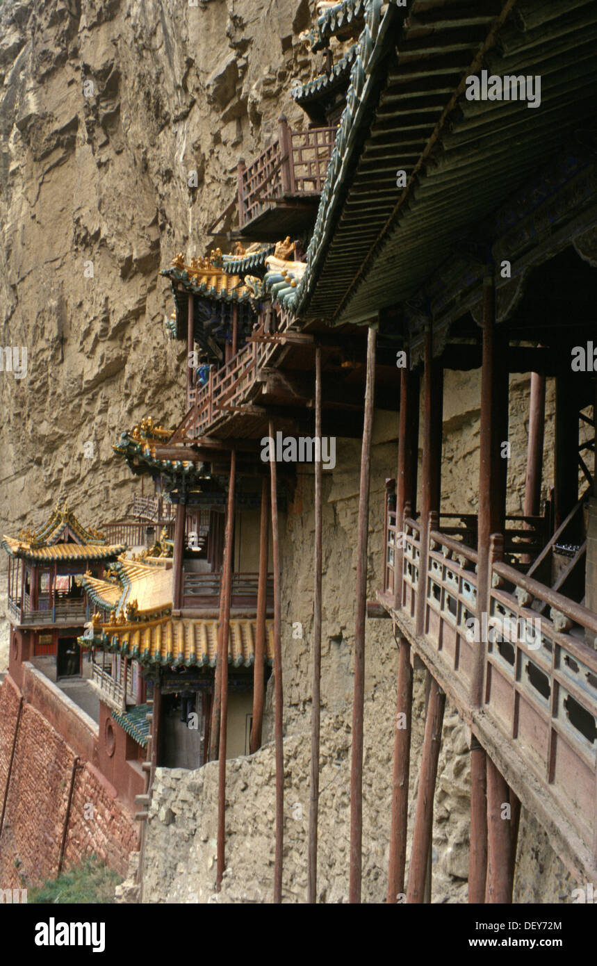 Vue sur le temple suspendu, le monastère suspendu ou le temple de Xuankong construit il y a plus de 1,500 ans dans une falaise près du mont Heng. C'est le seul temple existant avec la combinaison de trois religions traditionnelles chinoises : le bouddhisme, le taoïsme et le confucianisme situé dans le comté de Hunyuan, la ville de Datong, la province du Shanxi, en Chine Banque D'Images