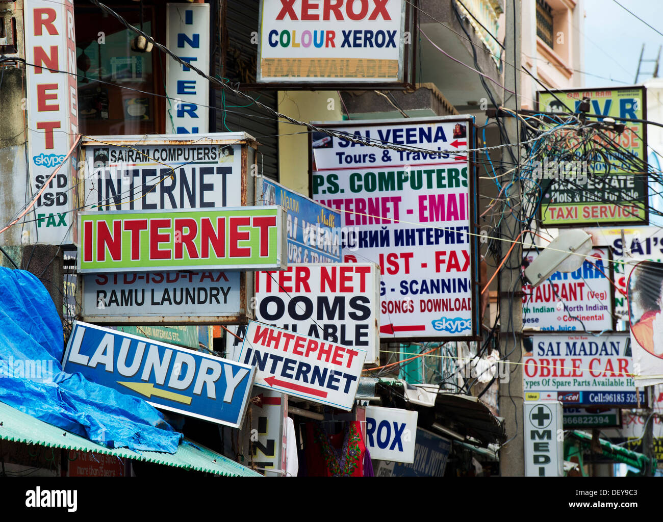 Internet indien panneaux le long d'une rue indienne. Puttaparthi, Andhra Pradesh, Inde Banque D'Images