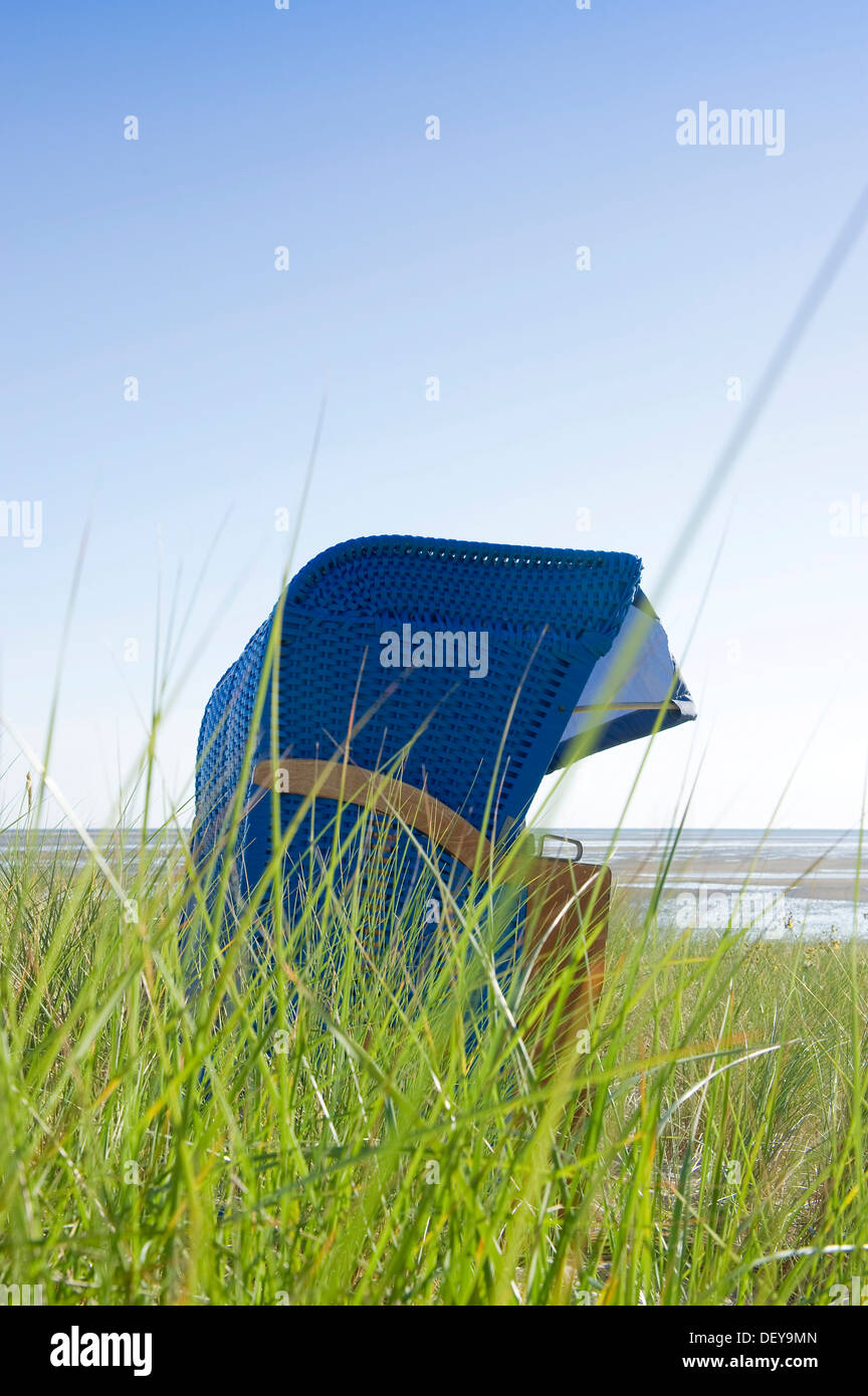 Chaise de plage bleu sur la plage de Wyk, Foehr, l'île de Frise du Nord, Schleswig-Holstein Banque D'Images