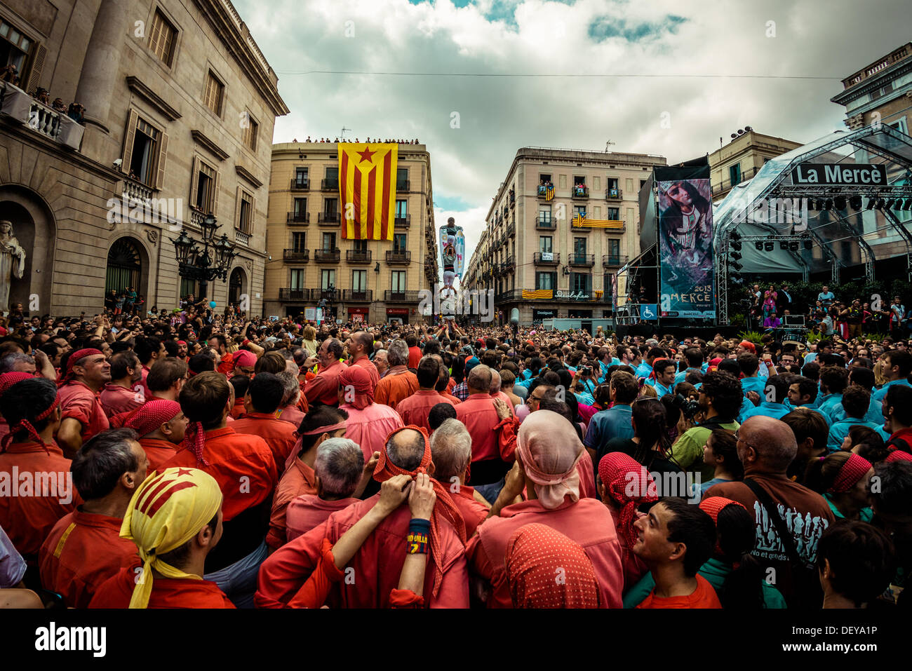 Barcelone, Espagne. Sep 24, 2013 : l'Castellers de Sans construire leur inauguration de pilier en face de l'hôtel de ville de Barcelone au cours de la ville, festival de la Merce, 2013 © matthi/Alamy Live News Banque D'Images