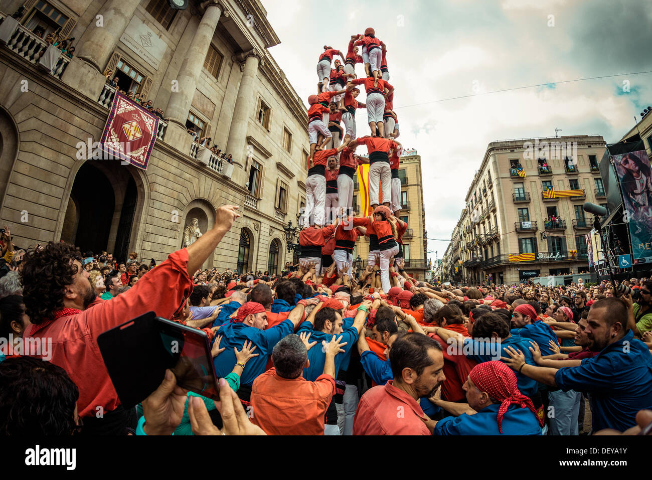 Barcelone, Espagne. Sep 24, 2013 : l'Castellers de Barcelone construire une tour humaine en face de l'hôtel de ville de Barcelone au cours de la ville, festival de la Merce, 2013 © matthi/Alamy Live News Banque D'Images
