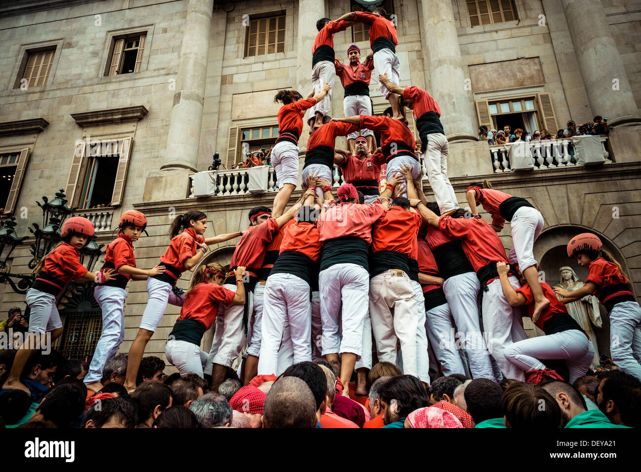 Barcelone, Espagne. Sep 24, 2013 : l'Castellers de Barcelone construire une tour humaine en face de l'hôtel de ville de Barcelone au cours de la ville, festival de la Merce, 2013 © matthi/Alamy Live News Banque D'Images