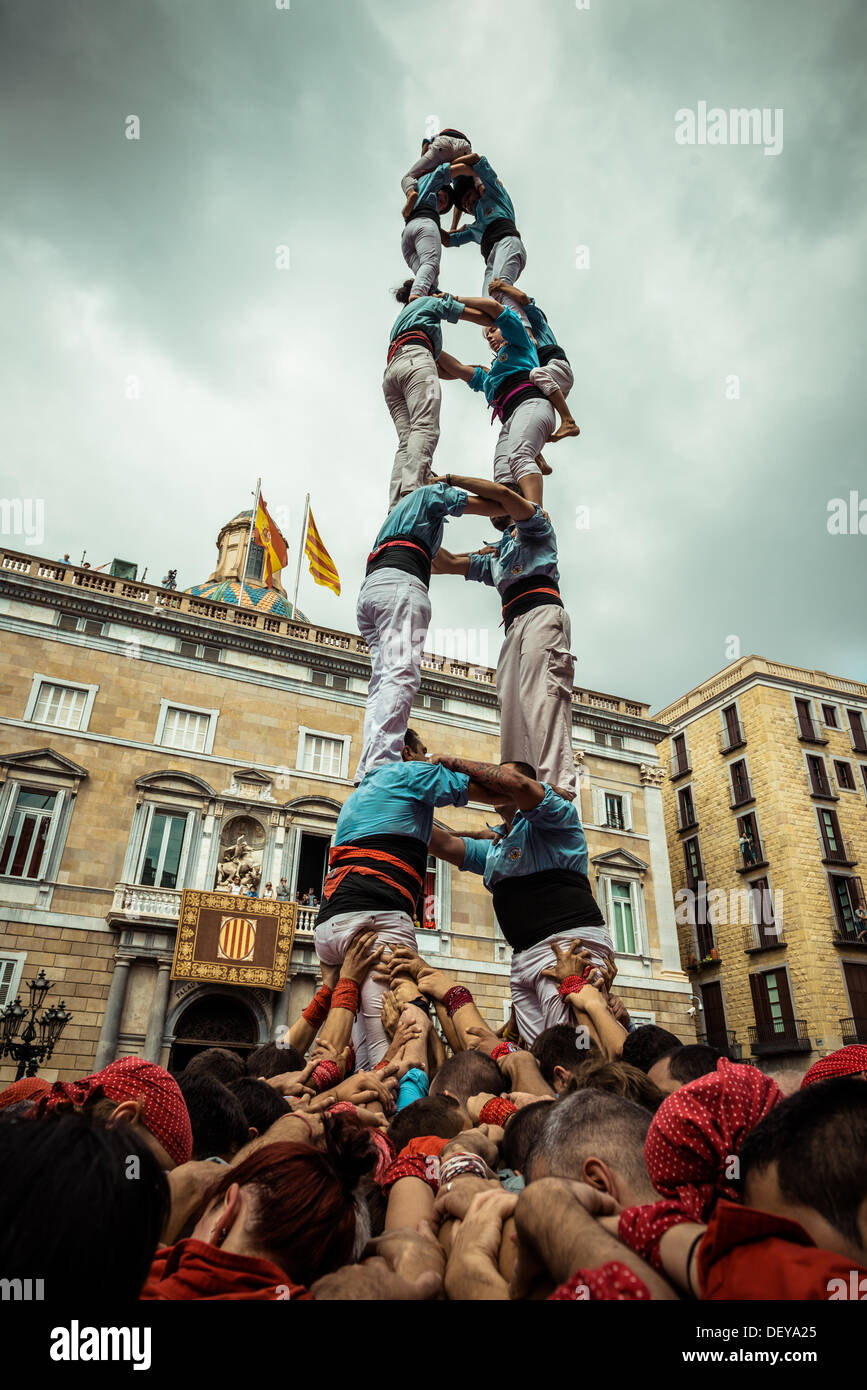 Barcelone, Espagne. Sep 24, 2013 : l'Castellers de Poble Sec à construire une tour humaine en face de l'hôtel de ville de Barcelone au cours de la ville, festival de la Merce, 2013 © matthi/Alamy Live News Banque D'Images