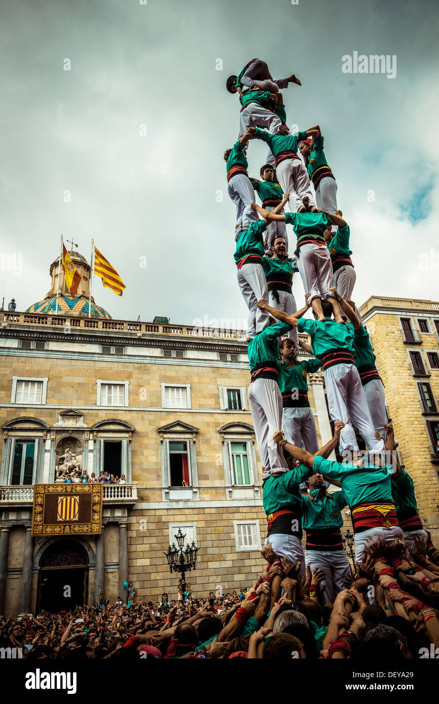 Barcelone, Espagne. Sep 24, 2013 : l'Castellers de la Sagrada Familia construire une tour humaine en face de l'hôtel de ville de Barcelone au cours de la ville, festival de la Merce, 2013 © matthi/Alamy Live News Banque D'Images
