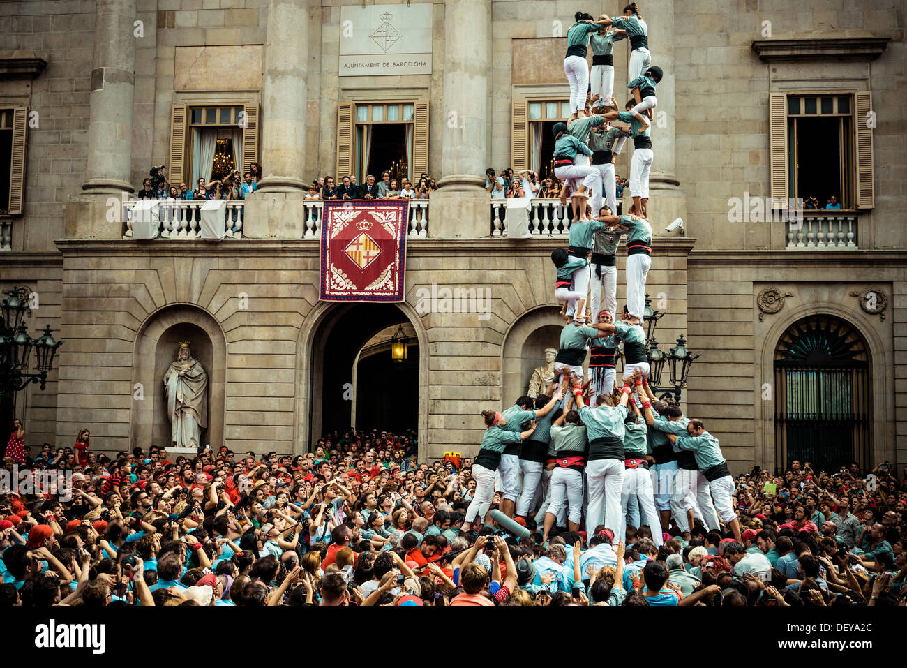 Barcelone, Espagne. Sep 24, 2013 : l'Castellers de sans construire une tour humaine en face de l'hôtel de ville de Barcelone au cours de la ville, festival de la Merce, 2013 © matthi/Alamy Live News Banque D'Images