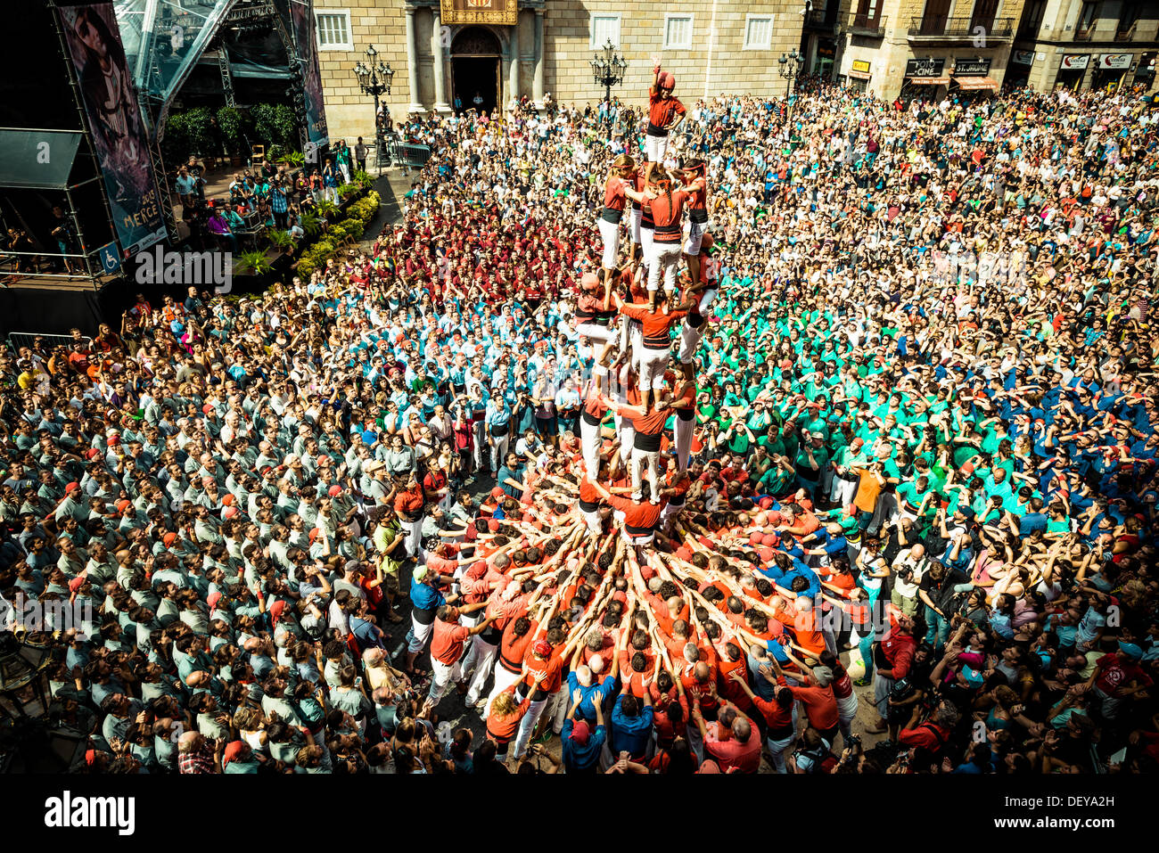 Barcelone, Espagne. Sep 24, 2013 : l'Castellers de Barcelone construire une tour humaine en face de l'hôtel de ville de Barcelone au cours de la ville, festival de la Merce, 2013 © matthi/Alamy Live News Banque D'Images