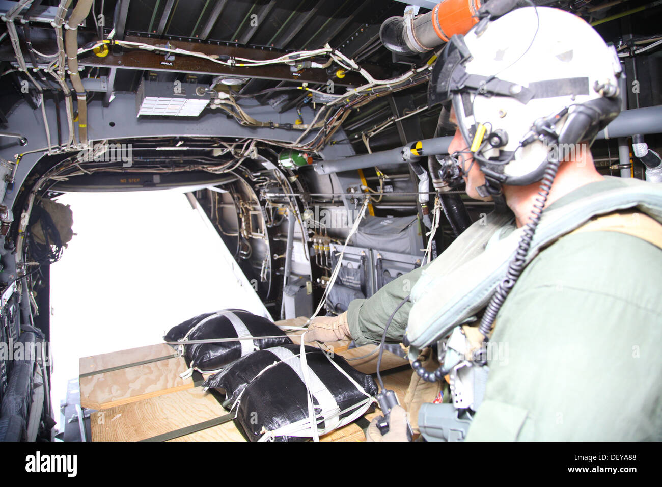 Le s.. Travis Borkowski pousse une palette de repas prêts-à-manger attaché à parachutes hors d'un MV-22B Osprey sur la Vallée-de-Corbeau, CAPAS, Tarlac, République des Philippines, le 19 septembre au cours de l'exercice 2014 débarquement amphibies. Philippine bilatéraux-U.S. Mari Banque D'Images