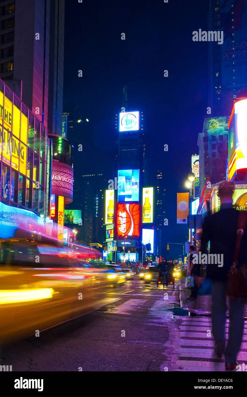 Broadway at Times Square dans la nuit, les gens, les taxis, le motion blur, Manhattan, New York, USA Banque D'Images