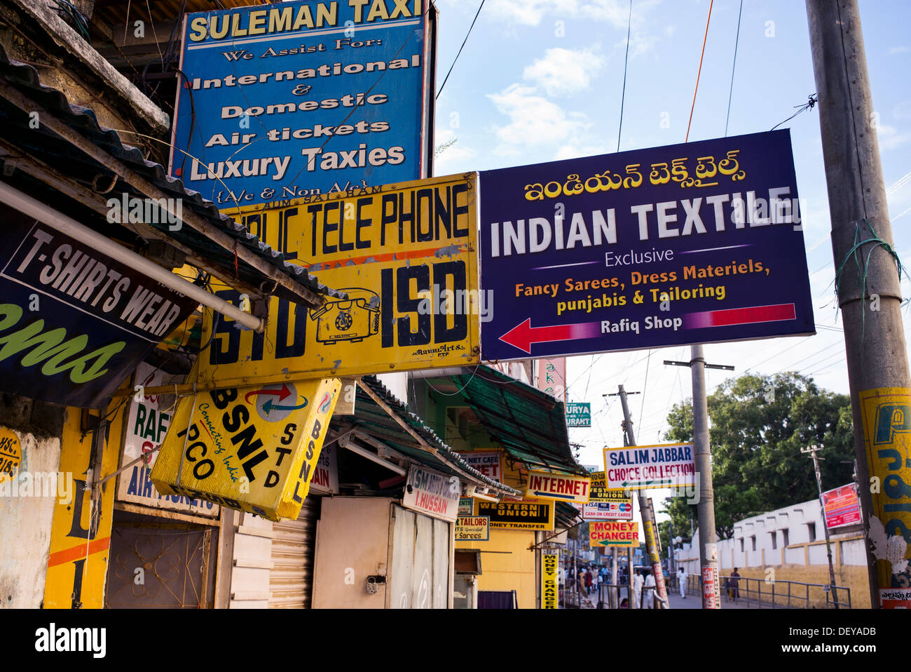 Les signes indiens indiens le long d'une rue. Puttaparthi, Andhra Pradesh, Inde Banque D'Images