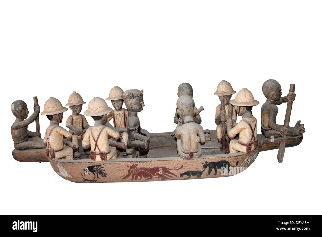 La sculpture sur bois représentant des Européens en Afrique être pagayé dans un bateau par des autochtones. Peut-être par le peuple Yoruba, Nigéria Banque D'Images