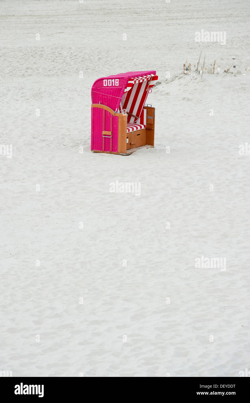 Chaise de plage rose, Norddorf, Amrum, au nord de l'archipel Frison, Schleswig-Holstein Banque D'Images